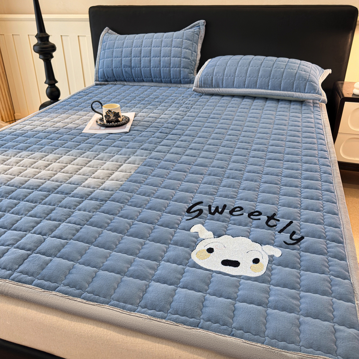 91家纺网 家纺一手货源 找家纺 颜选 2025新款高克重牛奶绒夹棉床垫-小白系列 宾利蓝-小白