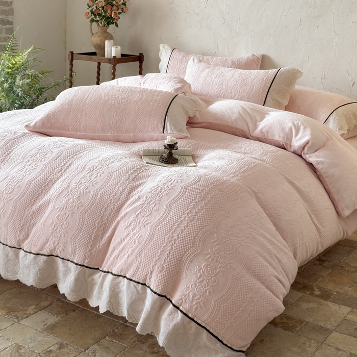 91家纺网 家纺一手货源 找家纺 纯优家纺 2025新款秋冬轻法式花边款雕花牛奶绒四件套-绮梦 绮梦-蜜桃粉