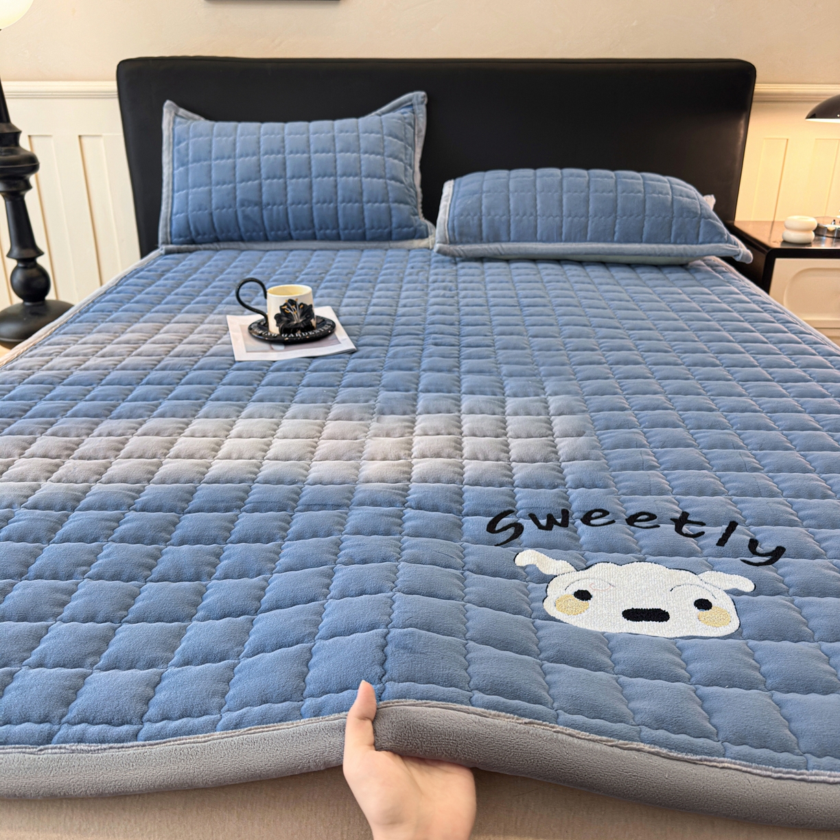 91家纺网 家纺一手货源 找家纺 颜选 2025新款高克重牛奶绒夹棉床垫-小白系列 宾利蓝-小白