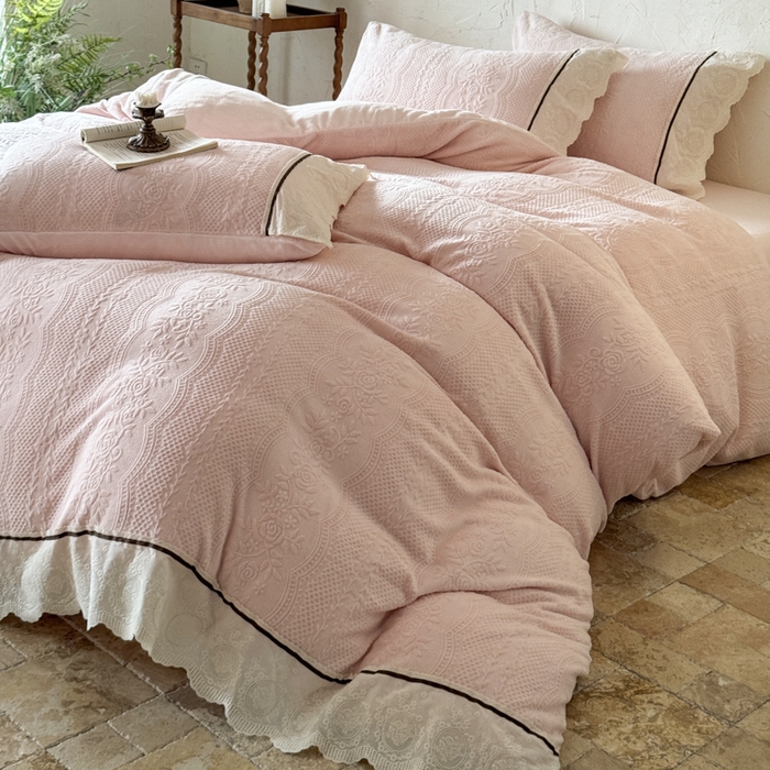 91家纺网 家纺一手货源 找家纺 纯优家纺 2025新款秋冬轻法式花边款雕花牛奶绒四件套-绮梦 绮梦-蜜桃粉