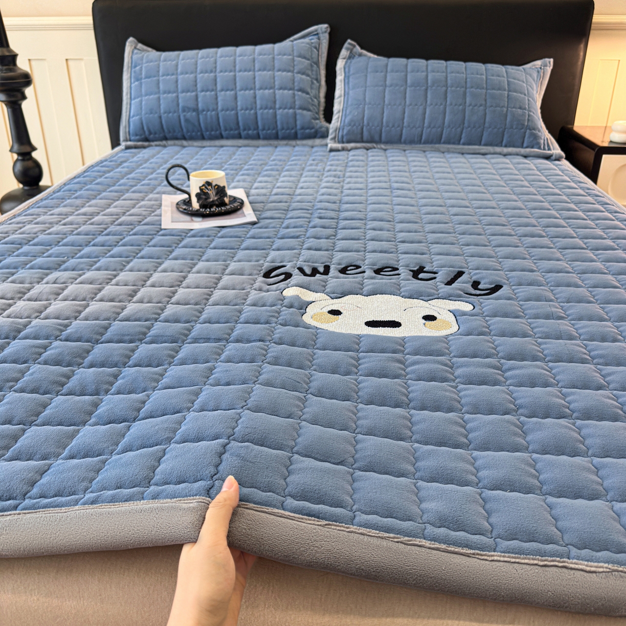 91家纺网 家纺一手货源 找家纺 颜选 2025新款高克重牛奶绒夹棉床垫-小白系列 宾利蓝-小白