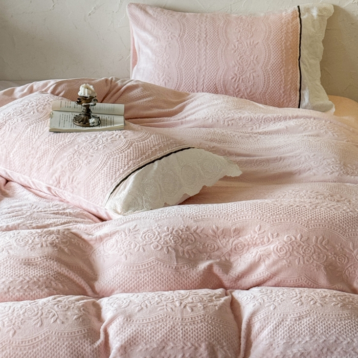 91家纺网 家纺一手货源 找家纺 纯优家纺 2025新款秋冬轻法式花边款雕花牛奶绒四件套-绮梦 绮梦-蜜桃粉