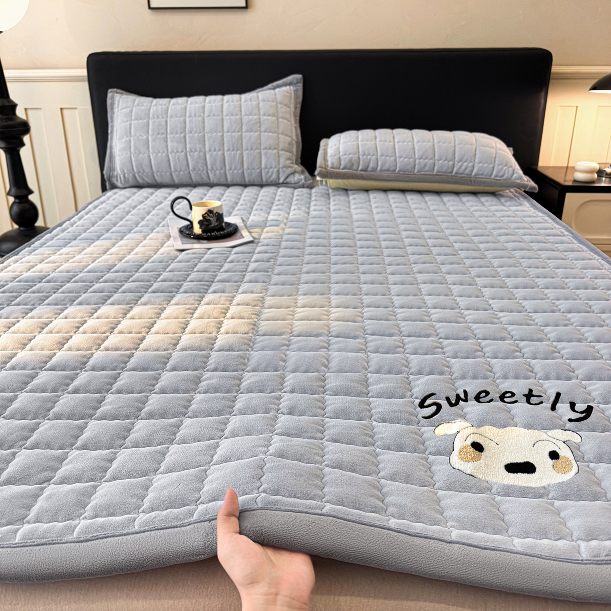 91家纺网 家纺一手货源 找家纺 颜选 2025新款高克重牛奶绒夹棉床垫-小白系列 蓝灰-小白