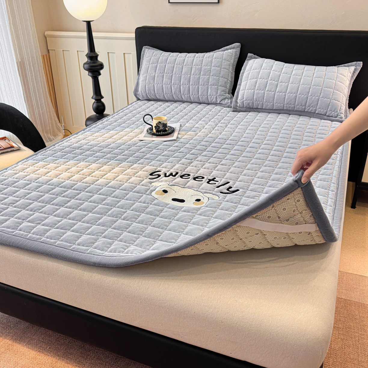 91家纺网 家纺一手货源 找家纺 颜选 2025新款高克重牛奶绒夹棉床垫-小白系列 蓝灰-小白