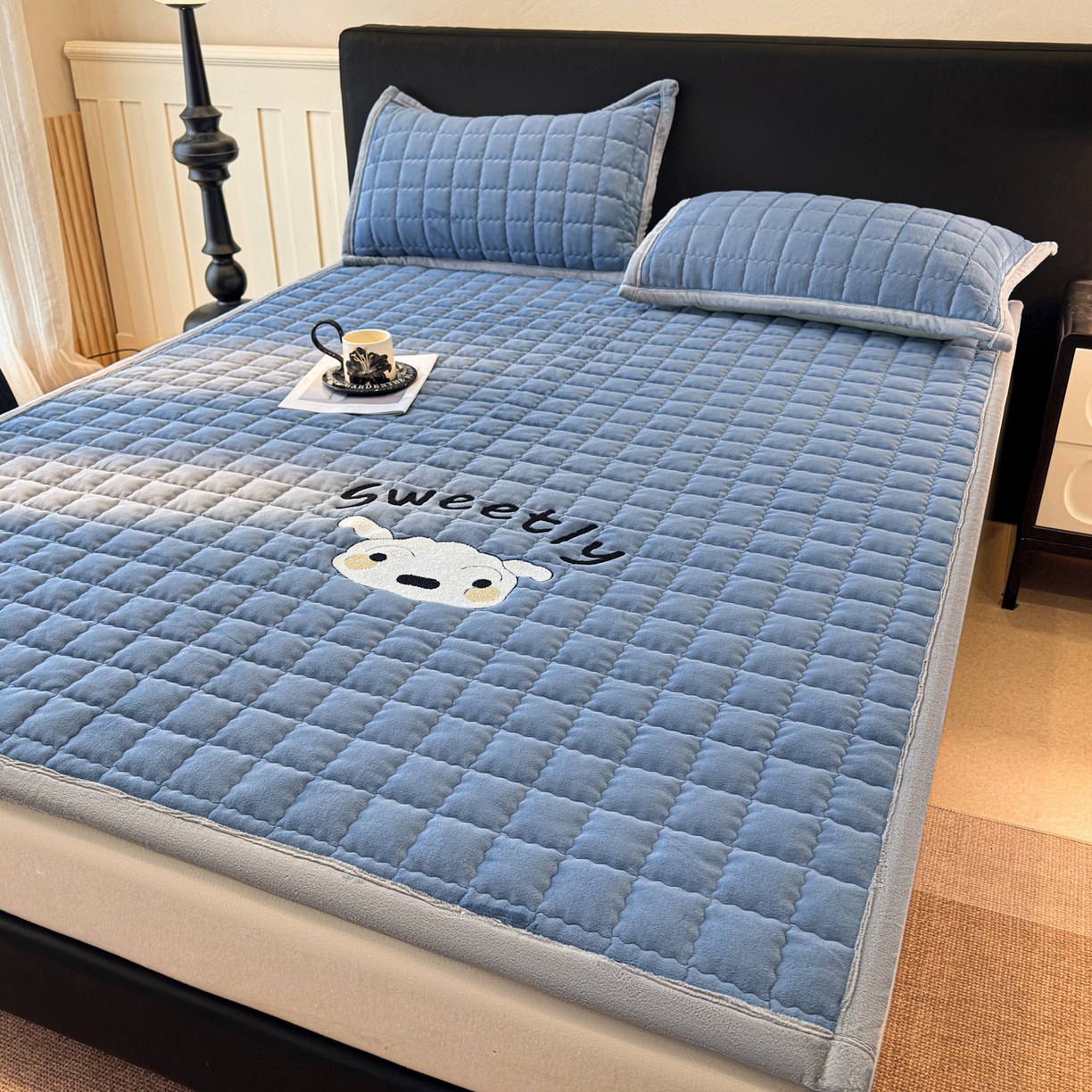 91家纺网 家纺一手货源 找家纺 颜选 2025新款高克重牛奶绒夹棉床垫-小白系列 宾利蓝-小白