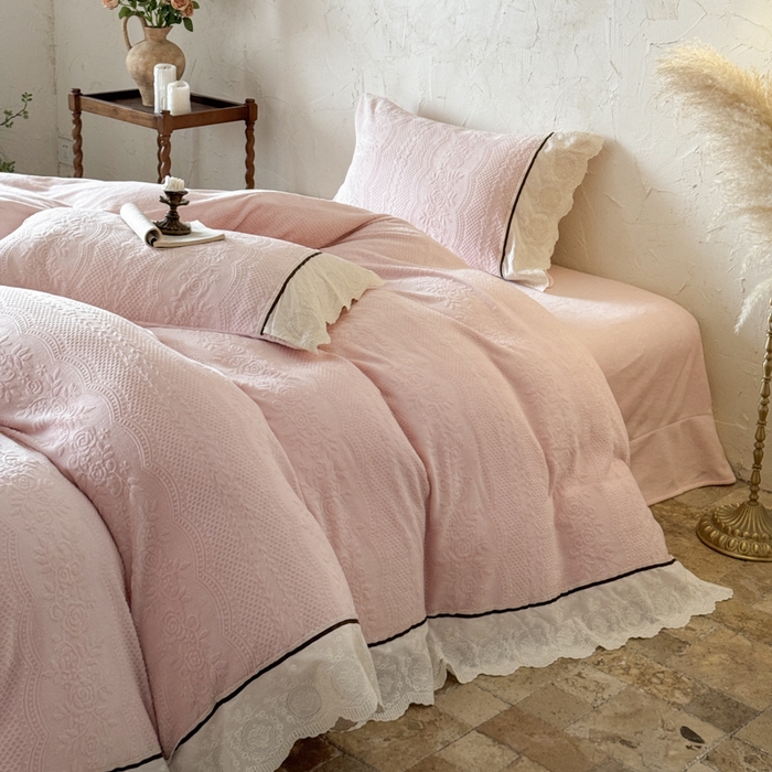 91家纺网 家纺一手货源 找家纺 纯优家纺 2025新款秋冬轻法式花边款雕花牛奶绒四件套-绮梦 绮梦-蜜桃粉