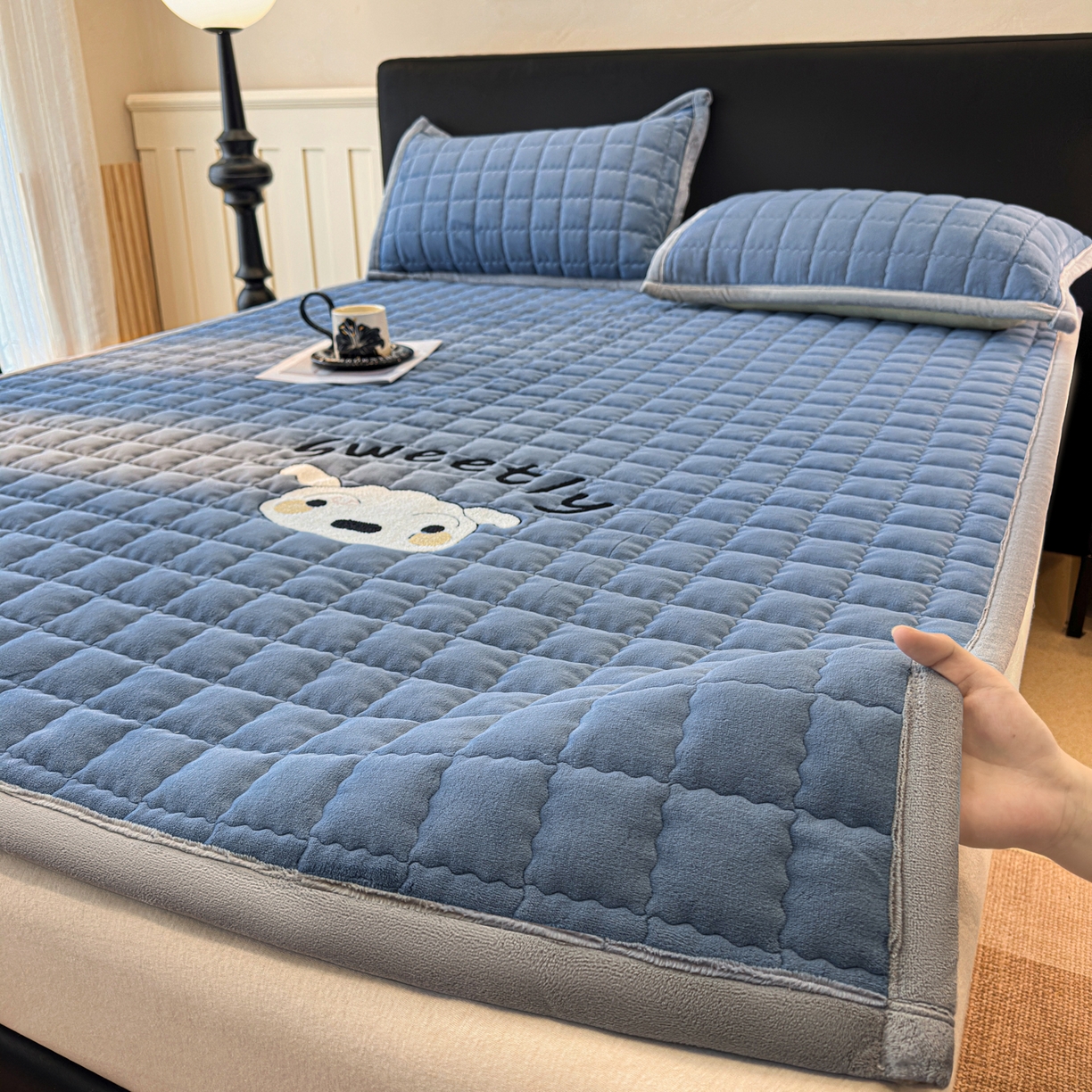 91家纺网 家纺一手货源 找家纺 颜选 2025新款高克重牛奶绒夹棉床垫-小白系列 宾利蓝-小白