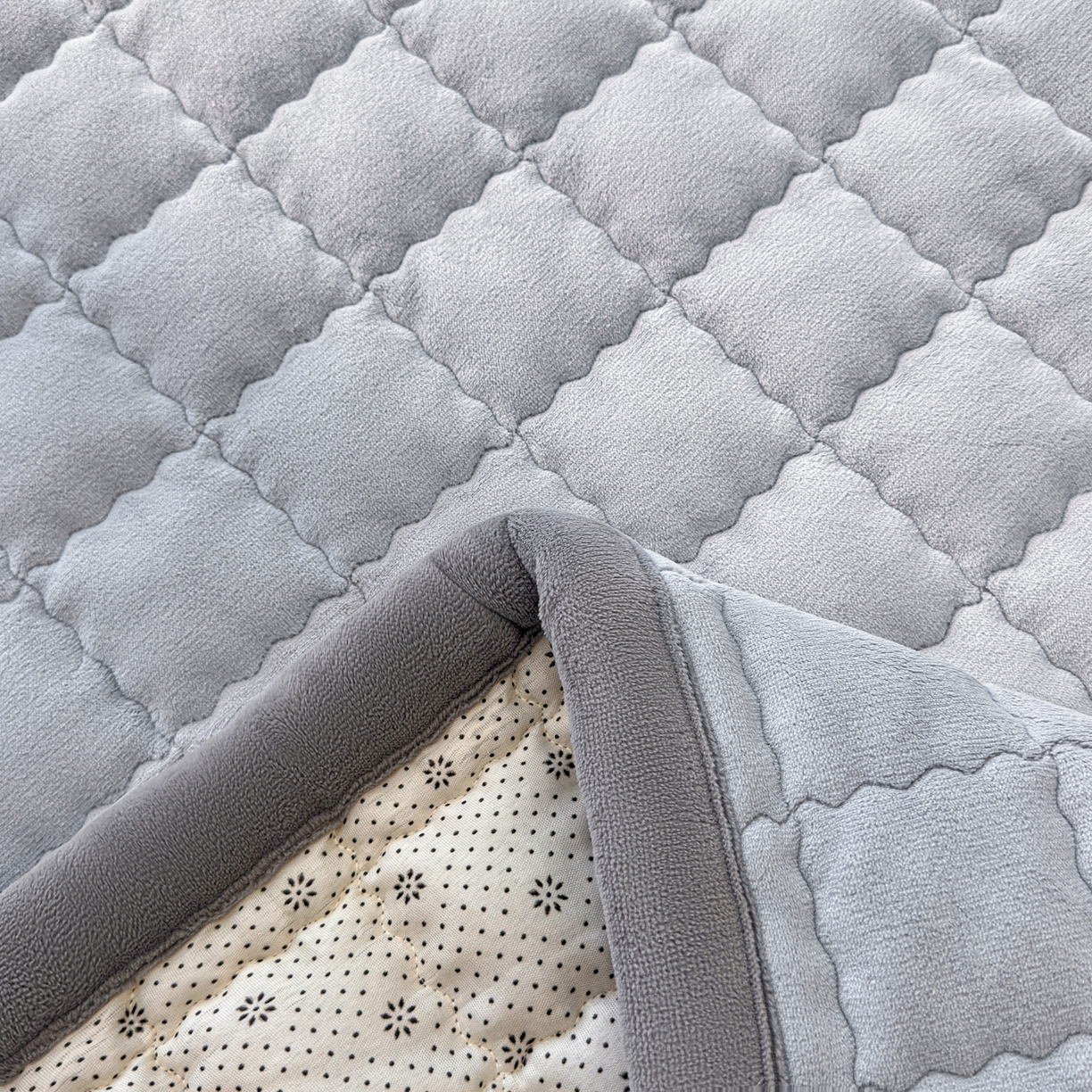 91家纺网 家纺一手货源 找家纺 颜选 2025新款高克重牛奶绒夹棉床垫-小白系列 蓝灰-小白