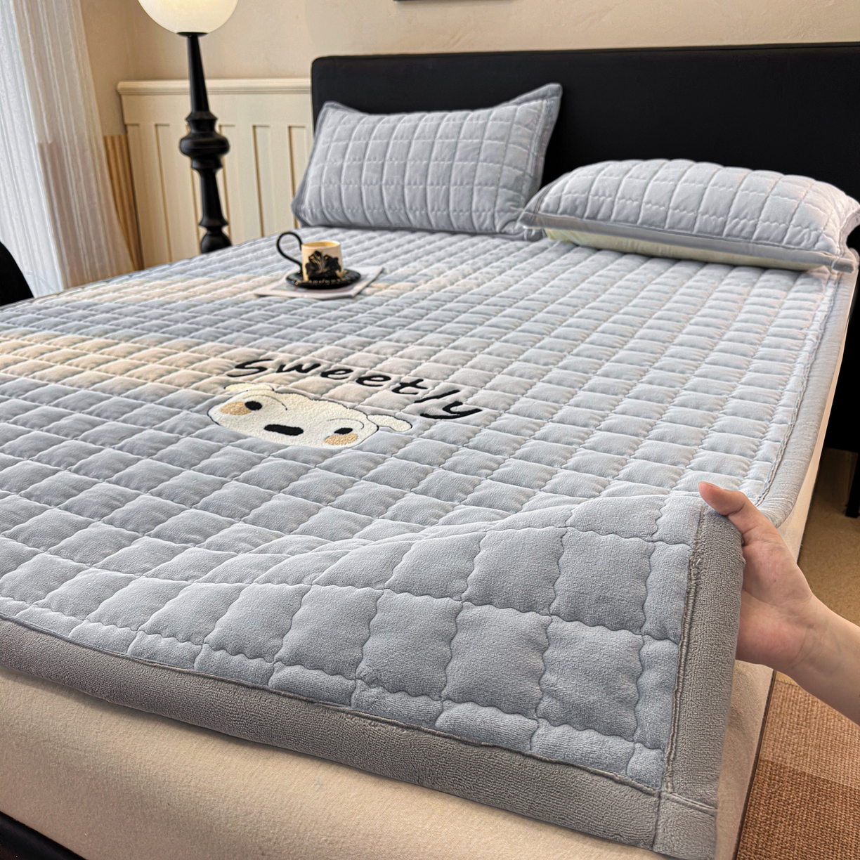 91家纺网 家纺一手货源 找家纺 颜选 2025新款高克重牛奶绒夹棉床垫-小白系列 蓝灰-小白