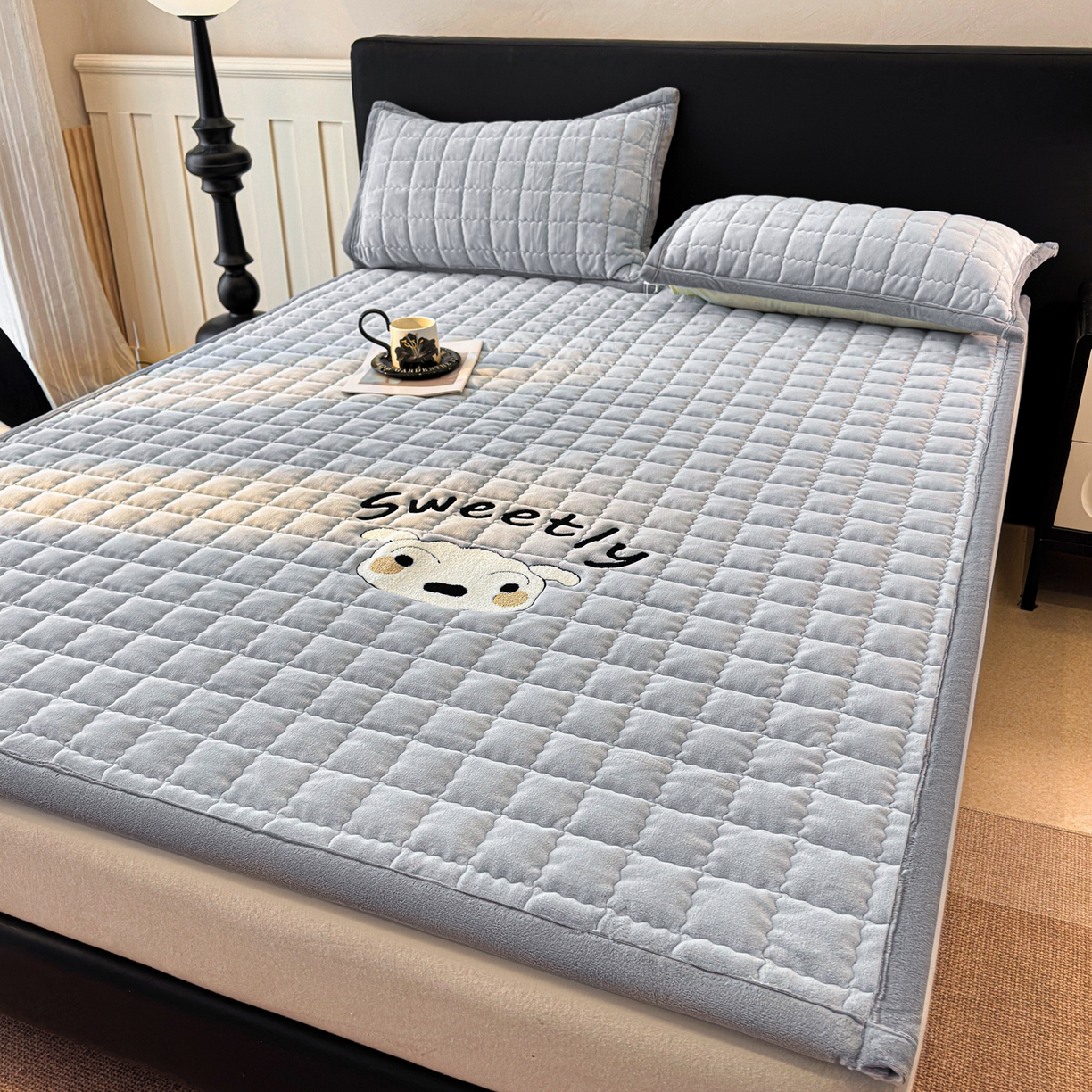 91家纺网 家纺一手货源 找家纺 颜选 2025新款高克重牛奶绒夹棉床垫-小白系列 蓝灰-小白