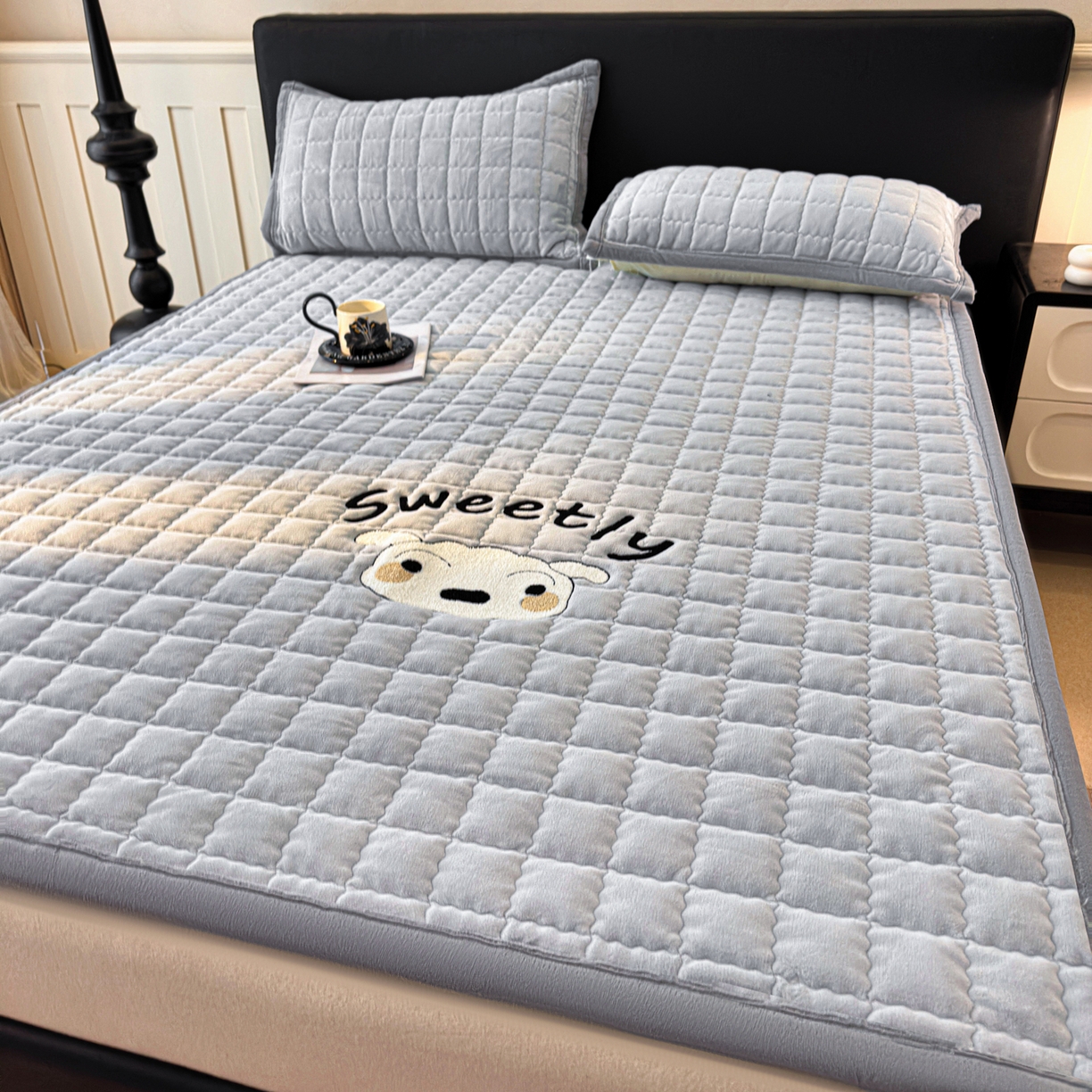 91家纺网 家纺一手货源 找家纺 颜选 2025新款高克重牛奶绒夹棉床垫-小白系列 蓝灰-小白