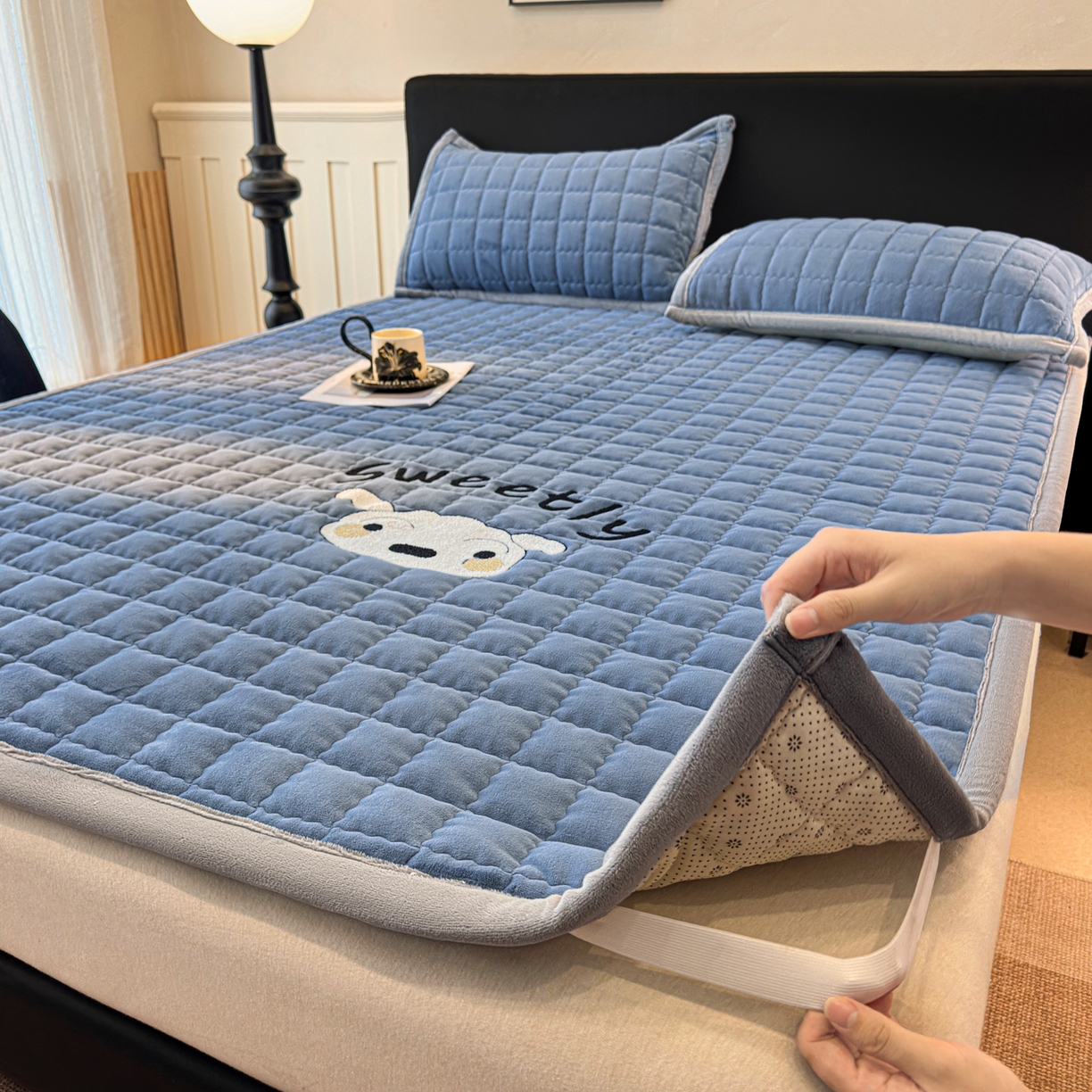 91家纺网 家纺一手货源 找家纺 颜选 2025新款高克重牛奶绒夹棉床垫-小白系列 宾利蓝-小白