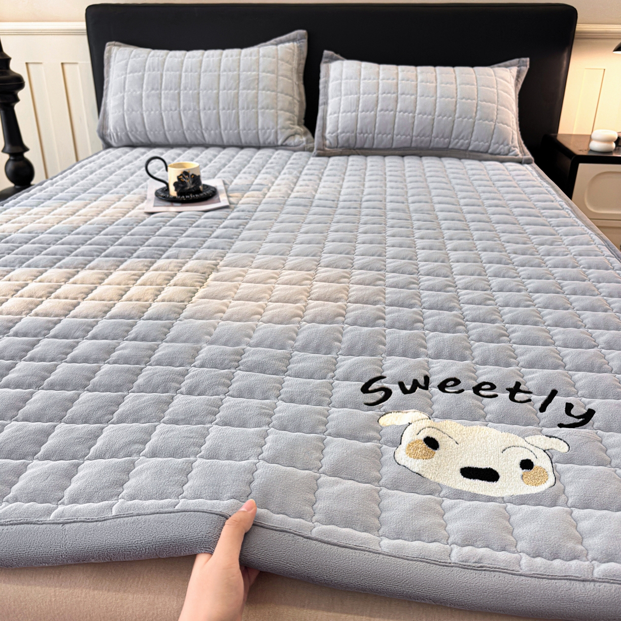 91家纺网 家纺一手货源 找家纺 颜选 2025新款高克重牛奶绒夹棉床垫-小白系列 蓝灰-小白