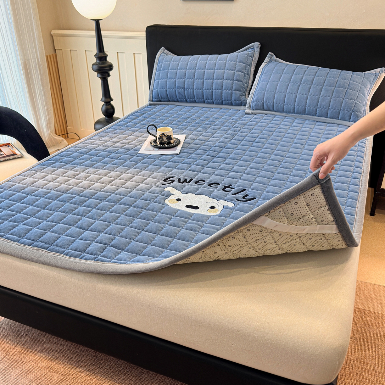 91家纺网 家纺一手货源 找家纺 颜选 2025新款高克重牛奶绒夹棉床垫-小白系列 宾利蓝-小白