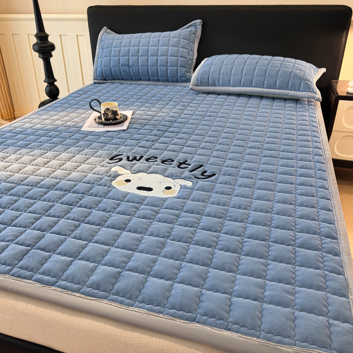 91家纺网 家纺一手货源 找家纺 颜选 2025新款高克重牛奶绒夹棉床垫-小白系列 宾利蓝-小白