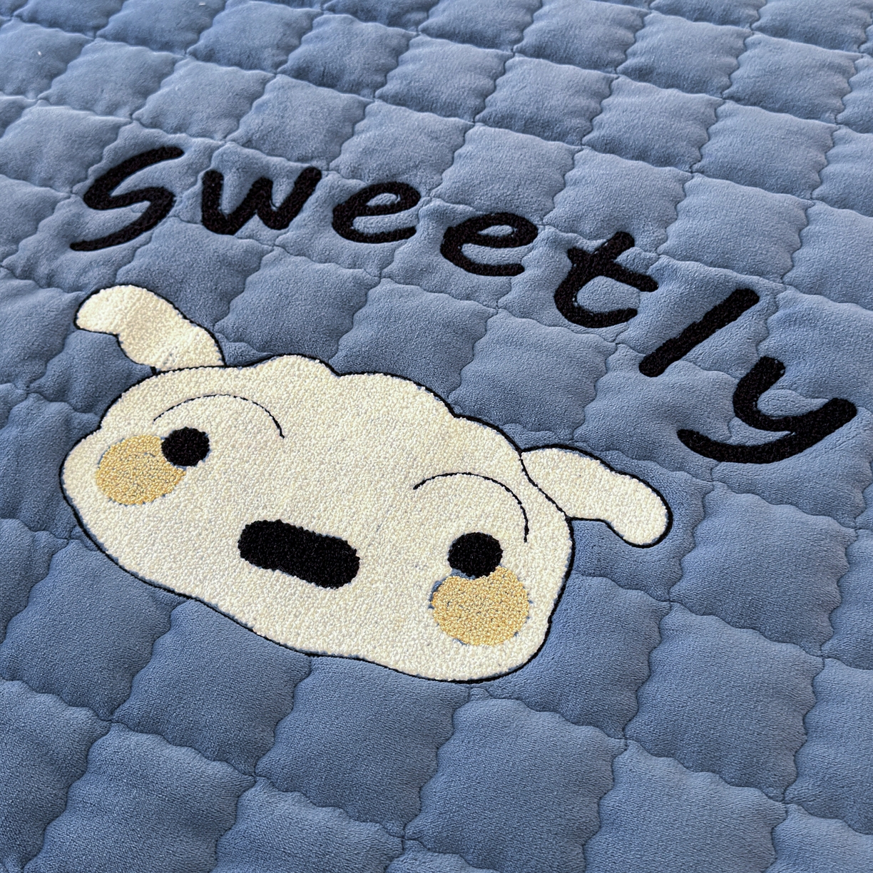 91家纺网 家纺一手货源 找家纺 颜选 2025新款高克重牛奶绒夹棉床垫-小白系列 宾利蓝-小白