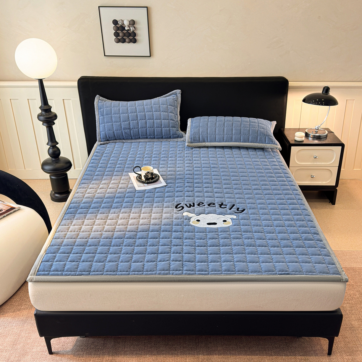 91家纺网 家纺一手货源 找家纺 颜选 2025新款高克重牛奶绒夹棉床垫-小白系列 宾利蓝-小白