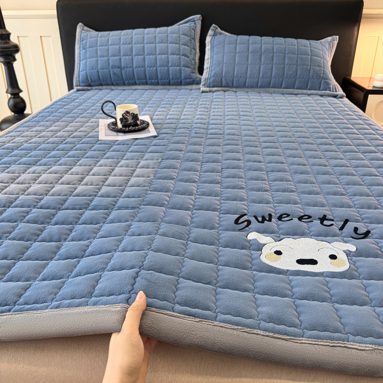 91家纺网 家纺一手货源 找家纺 颜选 2025新款高克重牛奶绒夹棉床垫-小白系列 宾利蓝-小白