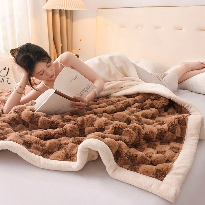 91家纺网 家纺一手货源 找家纺 印季家纺 2025新款泰迪绒兔毛绒格子毛毯毯子 驼色