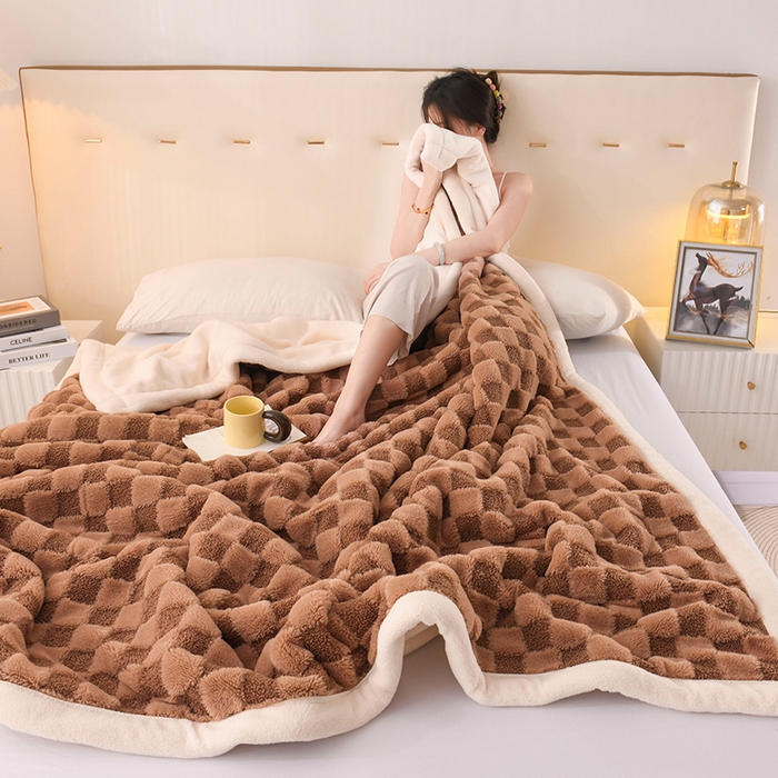 91家纺网 家纺一手货源 找家纺 印季家纺 2025新款泰迪绒兔毛绒格子毛毯毯子 驼色