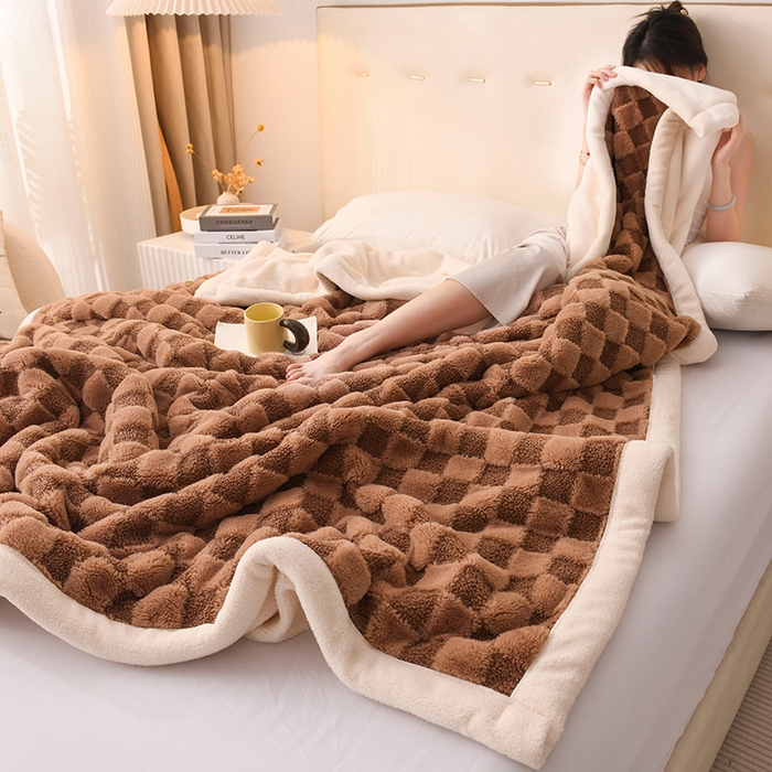 91家纺网 家纺一手货源 找家纺 印季家纺 2025新款泰迪绒兔毛绒格子毛毯毯子 驼色