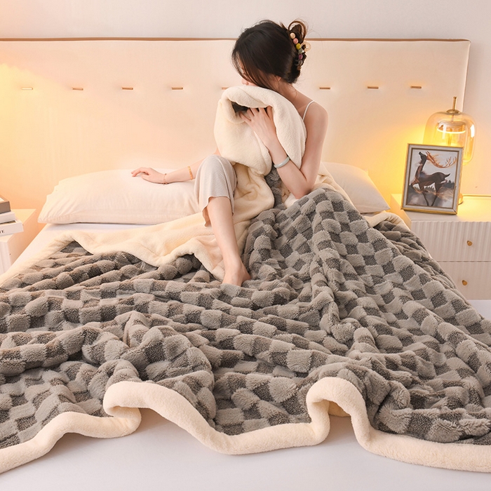 91家纺网 家纺一手货源 找家纺 印季家纺 2025新款泰迪绒兔毛绒格子毛毯毯子 浅灰