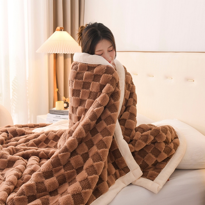 91家纺网 家纺一手货源 找家纺 印季家纺 2025新款泰迪绒兔毛绒格子毛毯毯子 驼色