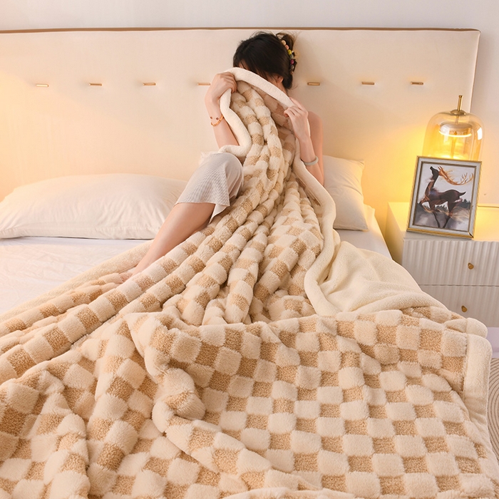 91家纺网 家纺一手货源 找家纺 印季家纺 2025新款泰迪绒兔毛绒格子毛毯毯子 米白