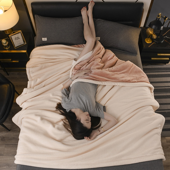 91家纺网 家纺一手货源 找家纺 （总）印季家纺 2025秋冬新款三层夹棉-蝴蝶扣毛毯毯子多功能盖毯