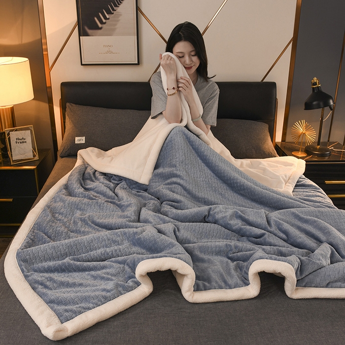 91家纺网 家纺一手货源 找家纺 印季家纺 2025秋冬新款三层夹棉-蝴蝶扣毛毯毯子多功能盖毯 蝴蝶扣-柔蓝
