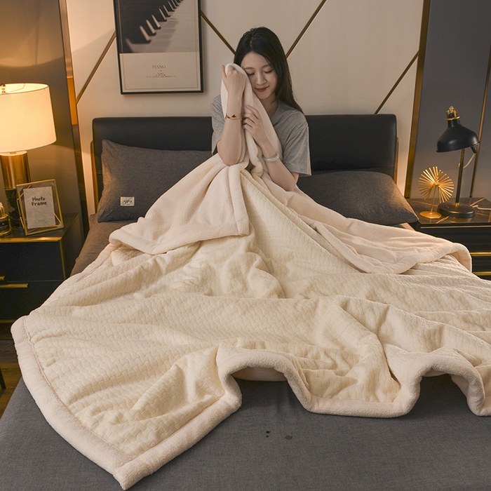 91家纺网 家纺一手货源 找家纺 印季家纺 2025秋冬新款三层夹棉-蝴蝶扣毛毯毯子多功能盖毯 蝴蝶扣-米白