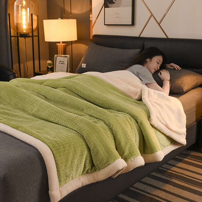 91家纺网 家纺一手货源 找家纺 印季家纺 2025秋冬新款三层夹棉-蝴蝶扣毛毯毯子多功能盖毯 蝴蝶扣-嫩绿