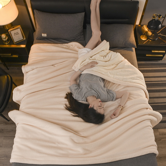 91家纺网 家纺一手货源 找家纺 印季家纺 2025秋冬新款三层夹棉-蝴蝶扣毛毯毯子多功能盖毯 蝴蝶扣-米白