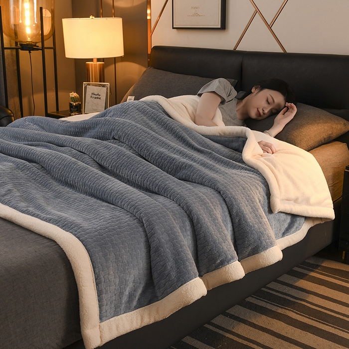 91家纺网 家纺一手货源 找家纺 印季家纺 2025秋冬新款三层夹棉-蝴蝶扣毛毯毯子多功能盖毯 蝴蝶扣-柔蓝