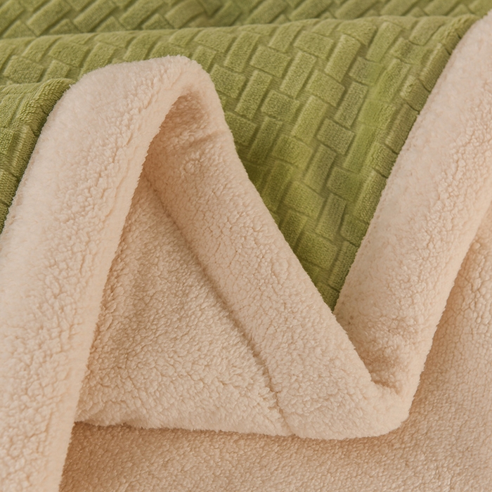 91家纺网 家纺一手货源 找家纺 印季家纺 2025秋冬新款三层夹棉-蝴蝶扣毛毯毯子多功能盖毯 蝴蝶扣-嫩绿