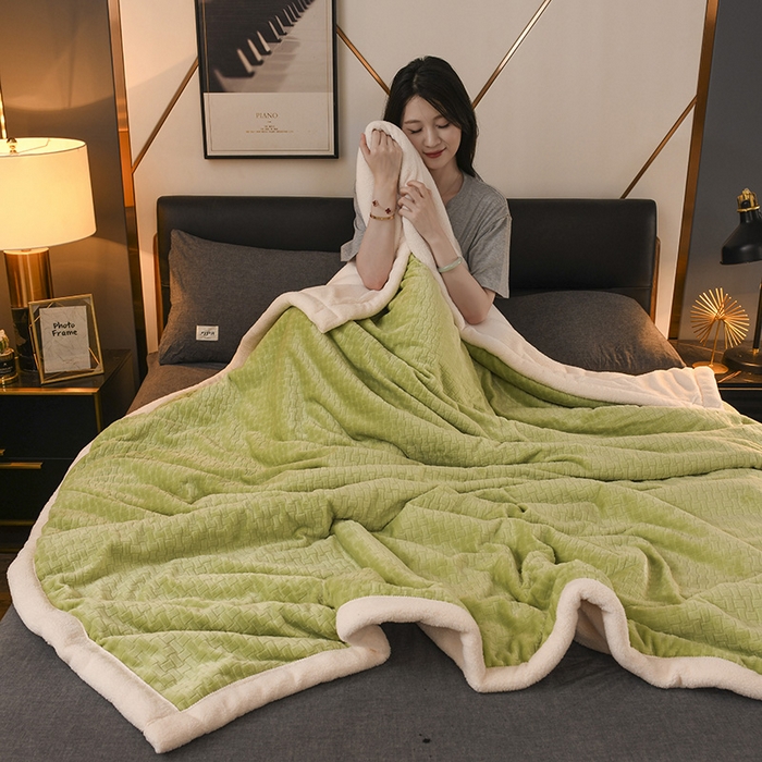 91家纺网 家纺一手货源 找家纺 印季家纺 2025秋冬新款三层夹棉-蝴蝶扣毛毯毯子多功能盖毯 蝴蝶扣-嫩绿