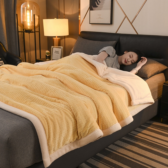 91家纺网 家纺一手货源 找家纺 印季家纺 2025秋冬新款三层夹棉-蝴蝶扣毛毯毯子多功能盖毯 蝴蝶扣-亮黄