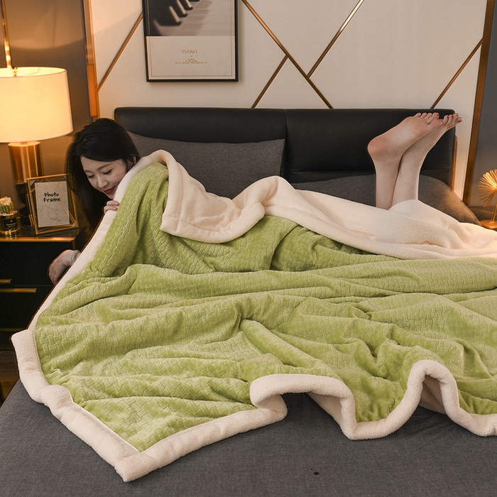 91家纺网 家纺一手货源 找家纺 印季家纺 2025秋冬新款三层夹棉-蝴蝶扣毛毯毯子多功能盖毯 蝴蝶扣-嫩绿