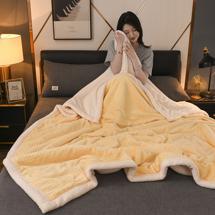 91家纺网 家纺一手货源 找家纺 印季家纺 2025秋冬新款三层夹棉-蝴蝶扣毛毯毯子多功能盖毯 蝴蝶扣-亮黄