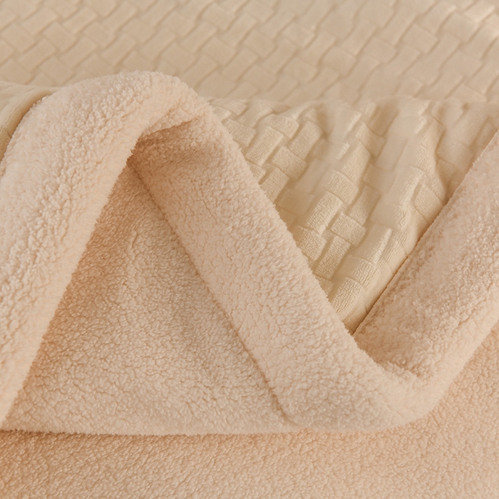 91家纺网 家纺一手货源 找家纺 印季家纺 2025秋冬新款三层夹棉-蝴蝶扣毛毯毯子多功能盖毯 蝴蝶扣-米白