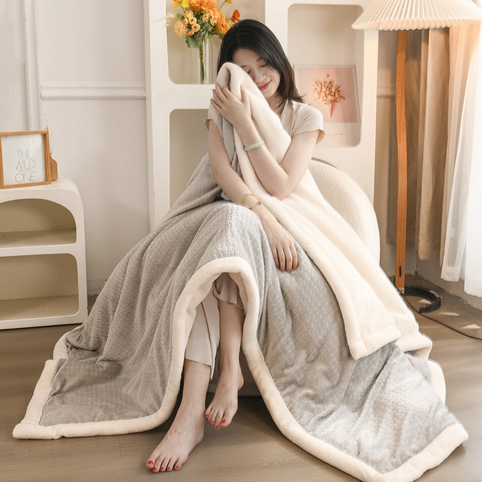 91家纺网 家纺一手货源 找家纺 印季家纺 2025秋冬新款三层夹棉-蝴蝶扣毛毯毯子多功能盖毯 蝴蝶扣-浅灰