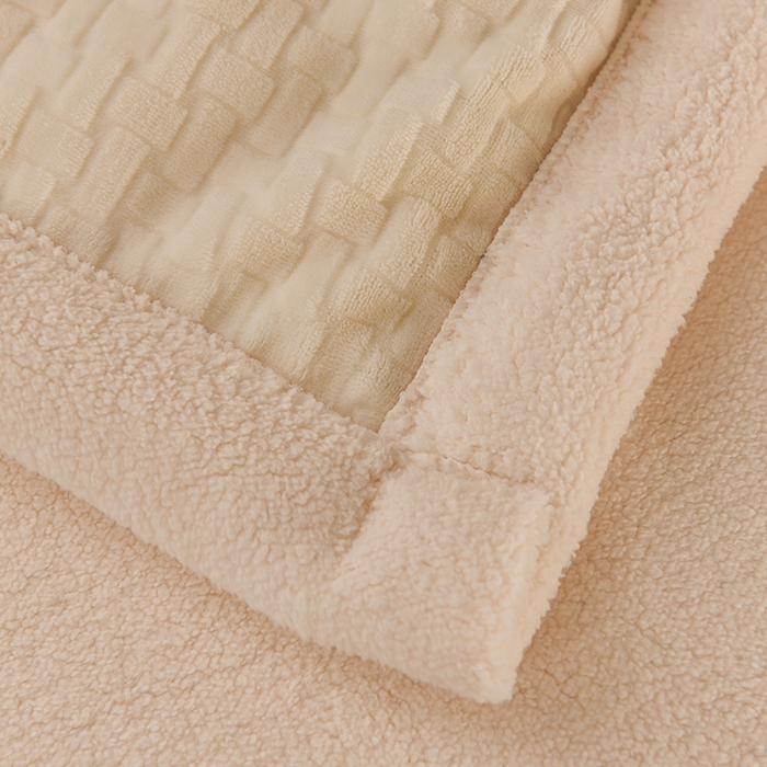 91家纺网 家纺一手货源 找家纺 印季家纺 2025秋冬新款三层夹棉-蝴蝶扣毛毯毯子多功能盖毯 蝴蝶扣-米白