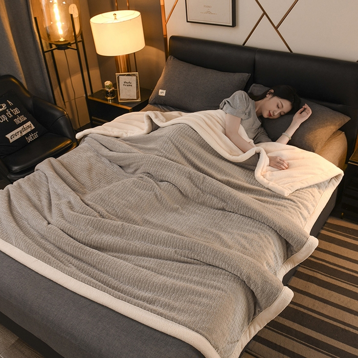 91家纺网 家纺一手货源 找家纺 印季家纺 2025秋冬新款三层夹棉-蝴蝶扣毛毯毯子多功能盖毯 蝴蝶扣-浅灰