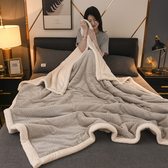 91家纺网 家纺一手货源 找家纺 印季家纺 2025秋冬新款三层夹棉-蝴蝶扣毛毯毯子多功能盖毯 蝴蝶扣-浅灰