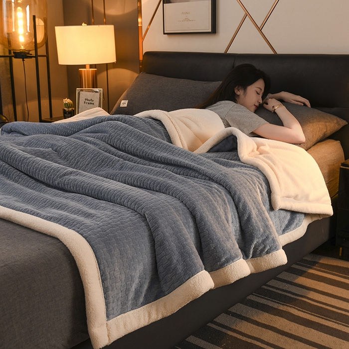 91家纺网 家纺一手货源 找家纺 印季家纺 2025秋冬新款三层夹棉-蝴蝶扣毛毯毯子多功能盖毯 蝴蝶扣-柔蓝