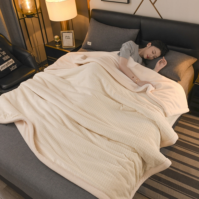 91家纺网 家纺一手货源 找家纺 印季家纺 2025秋冬新款三层夹棉-蝴蝶扣毛毯毯子多功能盖毯 蝴蝶扣-米白