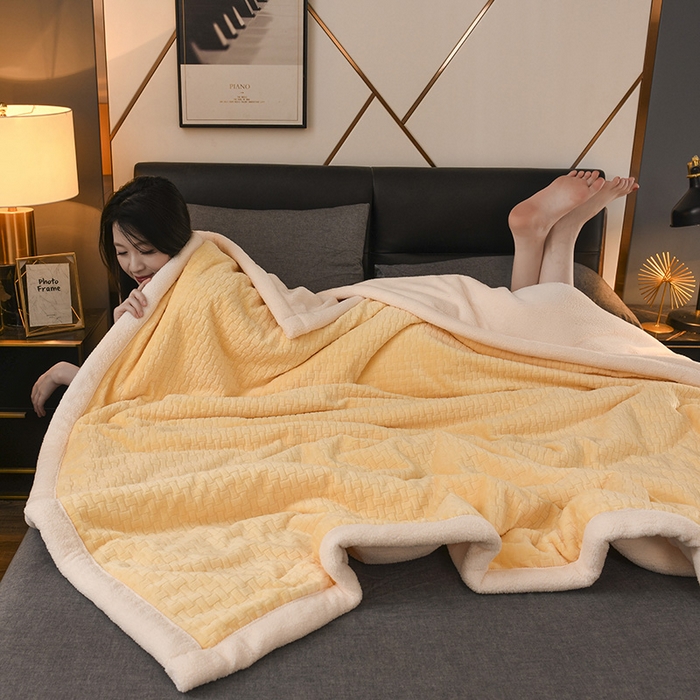 91家纺网 家纺一手货源 找家纺 印季家纺 2025秋冬新款三层夹棉-蝴蝶扣毛毯毯子多功能盖毯 蝴蝶扣-亮黄