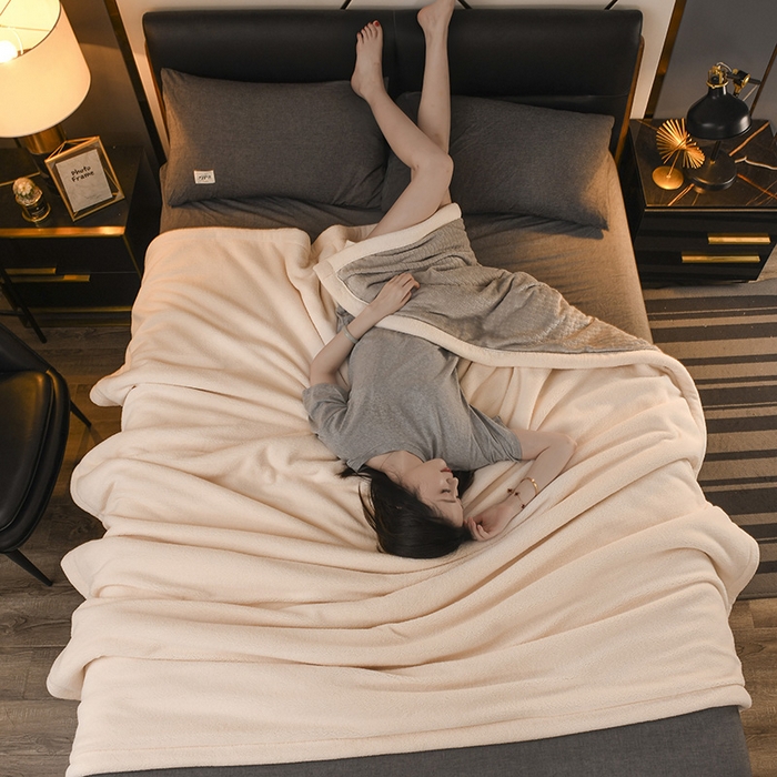 91家纺网 家纺一手货源 找家纺 印季家纺 2025秋冬新款三层夹棉-蝴蝶扣毛毯毯子多功能盖毯 蝴蝶扣-浅灰