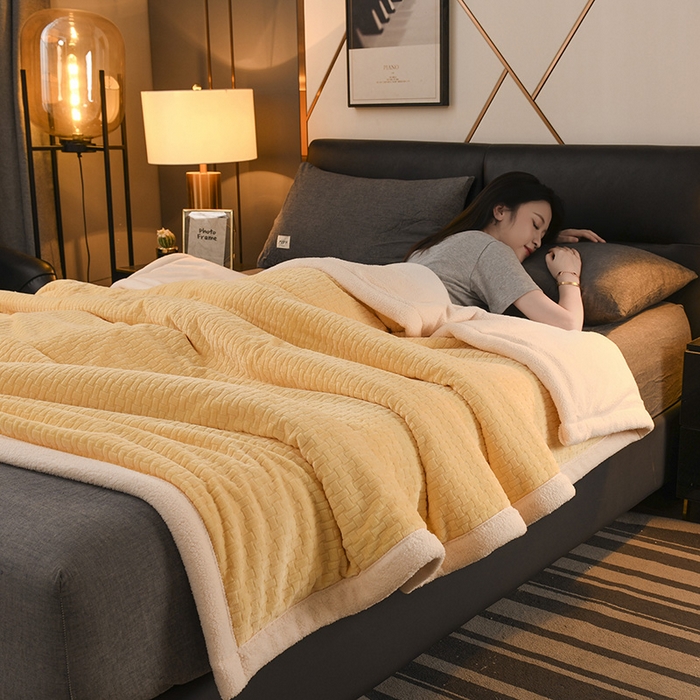 91家纺网 家纺一手货源 找家纺 印季家纺 2025秋冬新款三层夹棉-蝴蝶扣毛毯毯子多功能盖毯 蝴蝶扣-亮黄