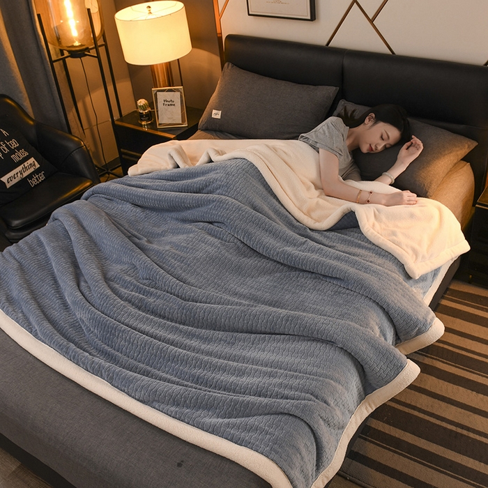 91家纺网 家纺一手货源 找家纺 印季家纺 2025秋冬新款三层夹棉-蝴蝶扣毛毯毯子多功能盖毯 蝴蝶扣-柔蓝